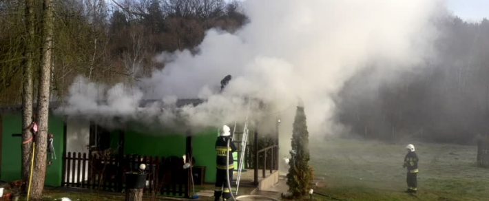 5 zastępów gasiło pożar budynku w Zalesianach.