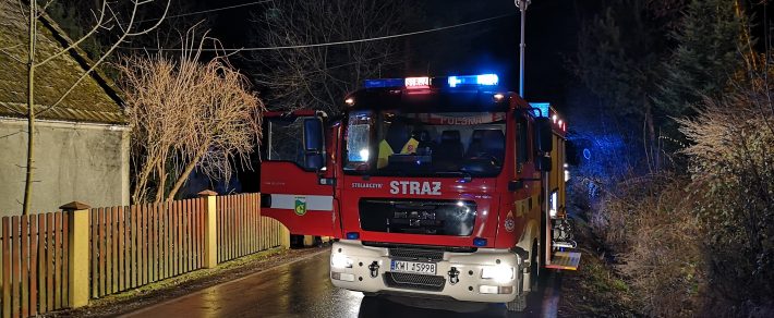 Pożar budynku w Jaroszówce. Dwie osoby zabrane do szpitala.
