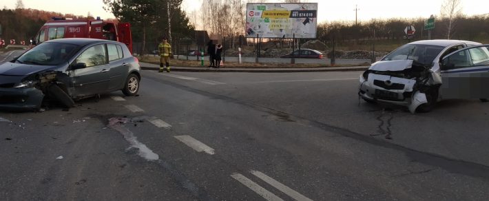 Na skrzyżowaniu w Podolanach zderzyły się dwa pojazdy.