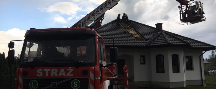 Gdów. Pożar dachu budynku mieszkalnego.