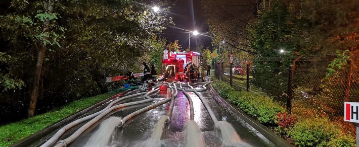 Lokalne podtopienie w Wieliczce. W akcji pompa wysokiej wydajności.