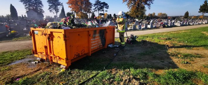 Pożar kontenera na cmentarzu w Gdowie.